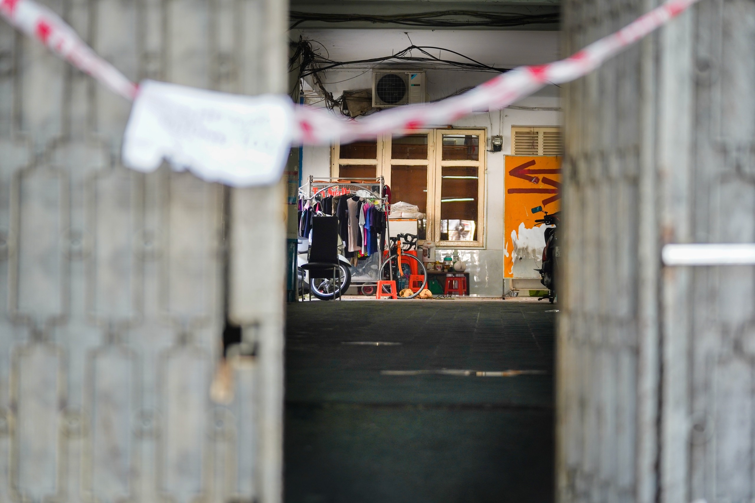 Pho chu tich quan 1: Phong toa chung cu theo huong dan cua So Y te hinh anh