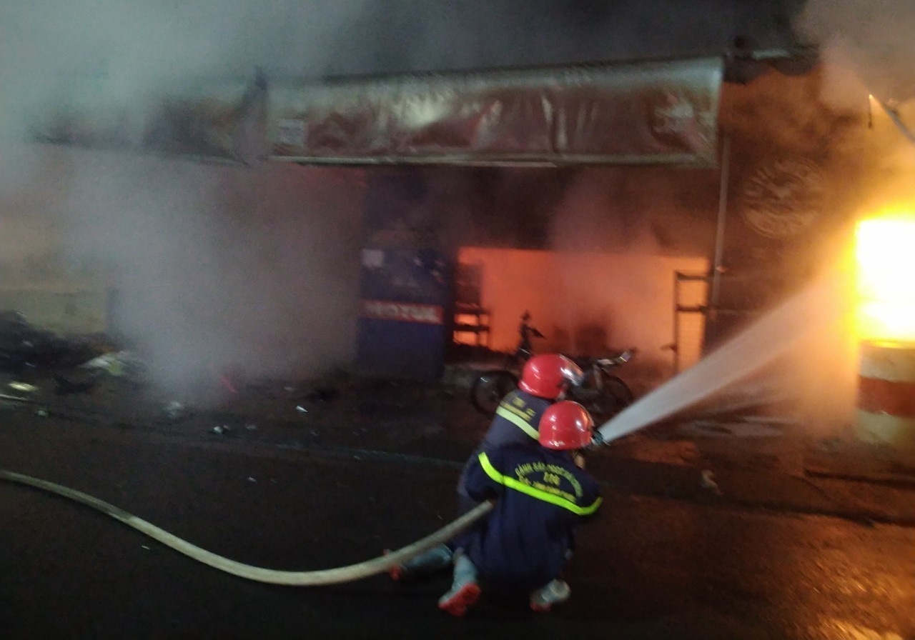 Lua thieu rui trung tam do choi xe may anh 2