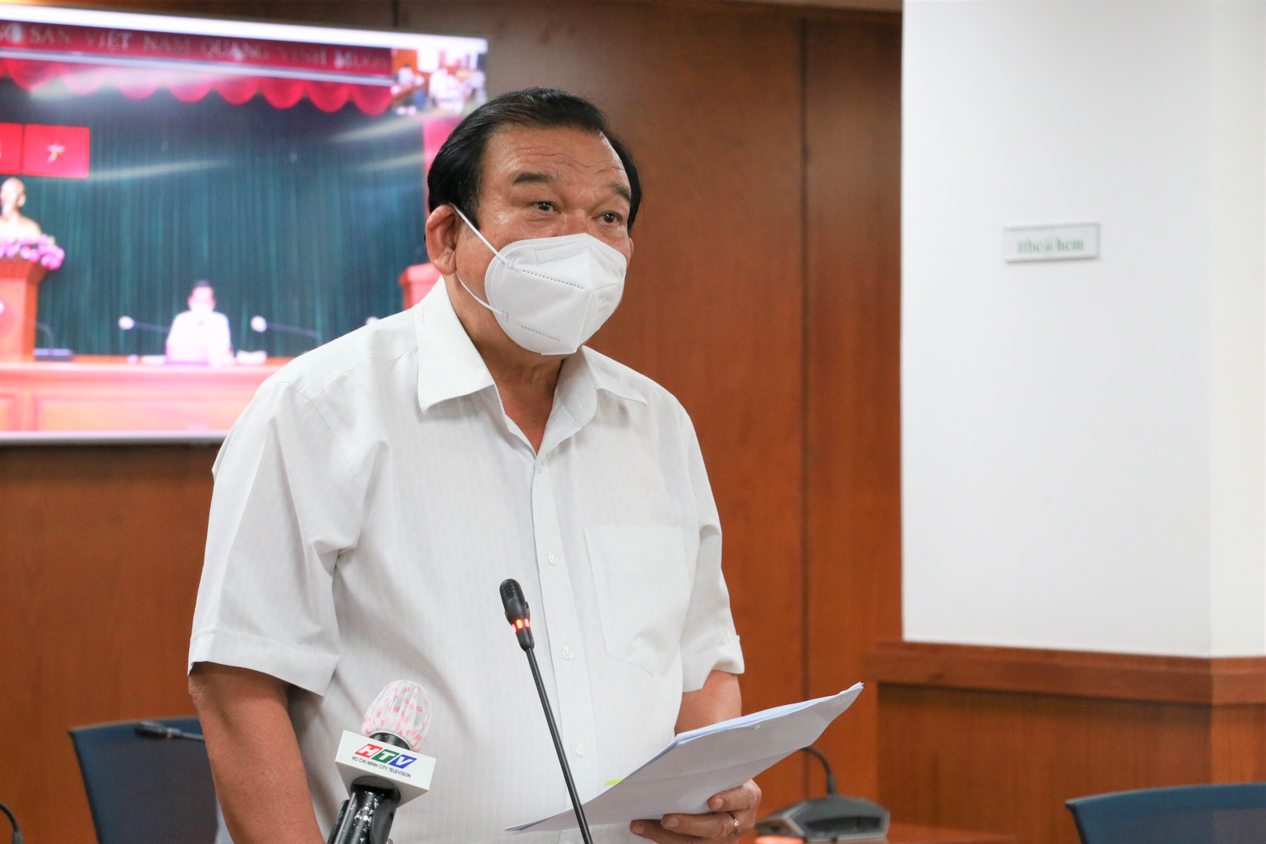 Lanh dao So Lao dong TP.HCM nhan tien tu quy van dong chong dich hinh anh