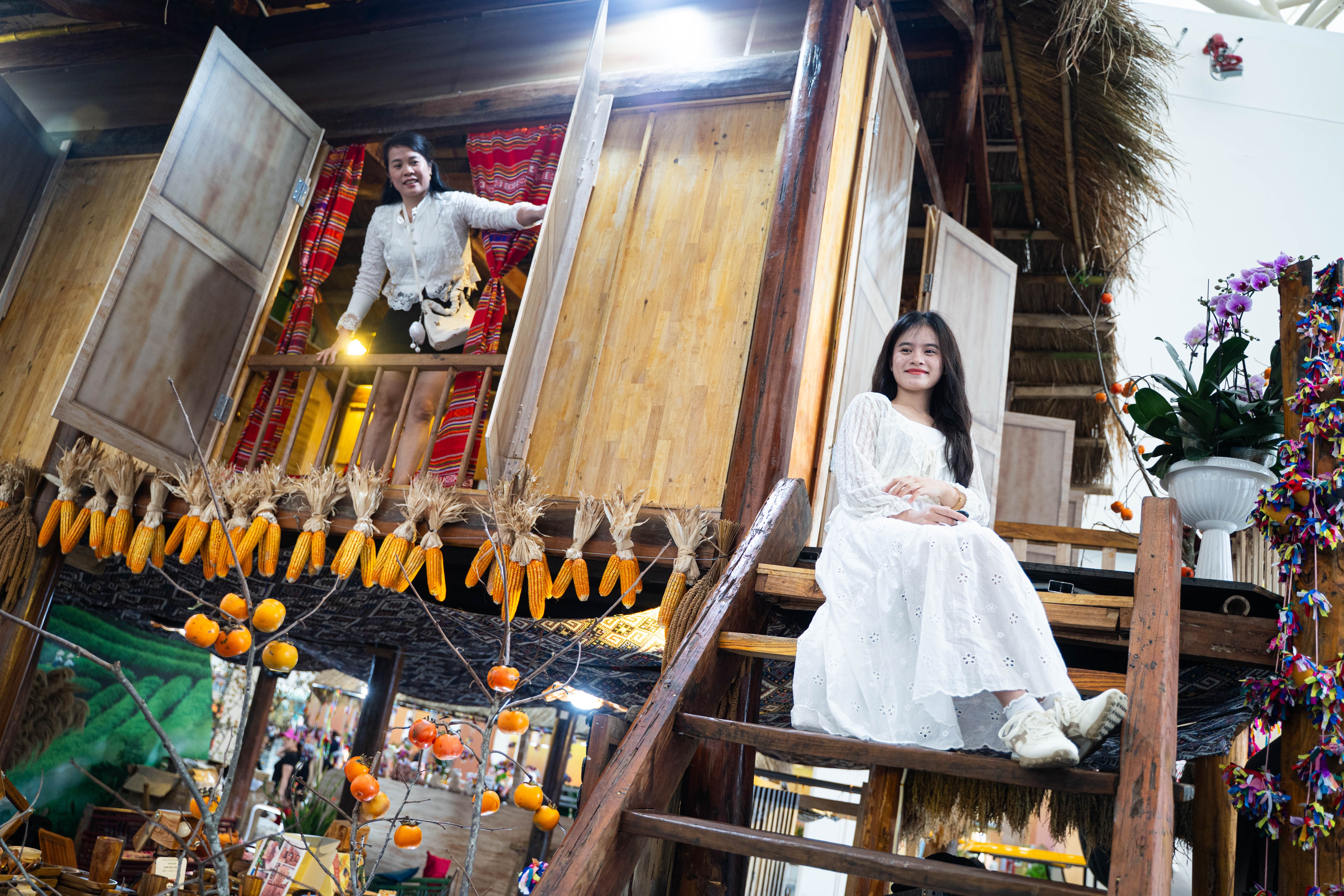 Du khach chen chan check-in tai Hoi cho Mua thu 2025 hinh anh