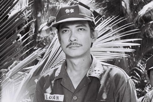 Nguyen Chanh Tin va vai dien de doi o ‘Van bai lat ngua’ hinh anh