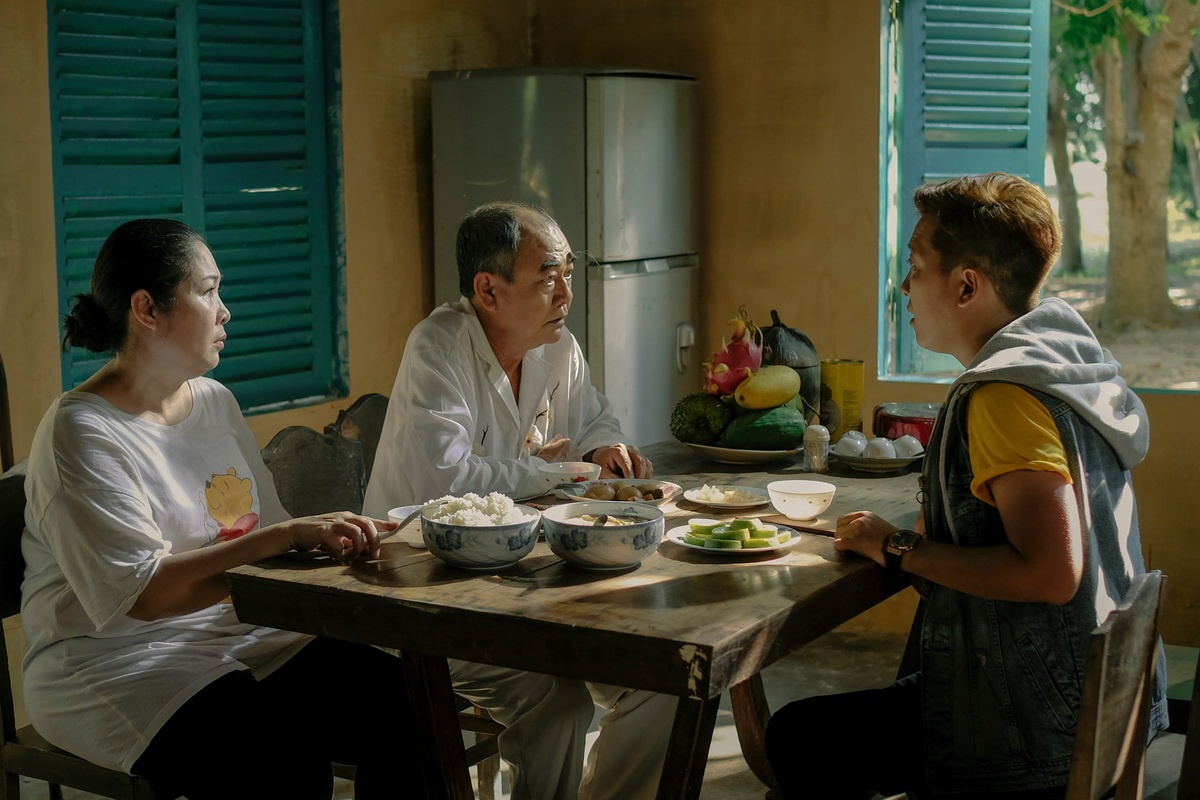 review phim 30 chua phai Tet anh 4