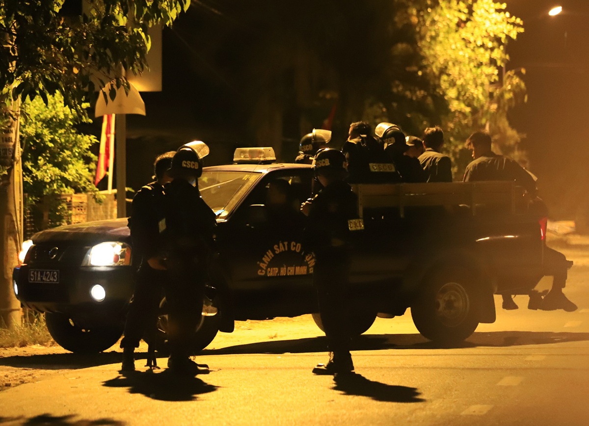 Canh sat trang dem vay bat nghi can ban chet 5 nguoi hinh anh