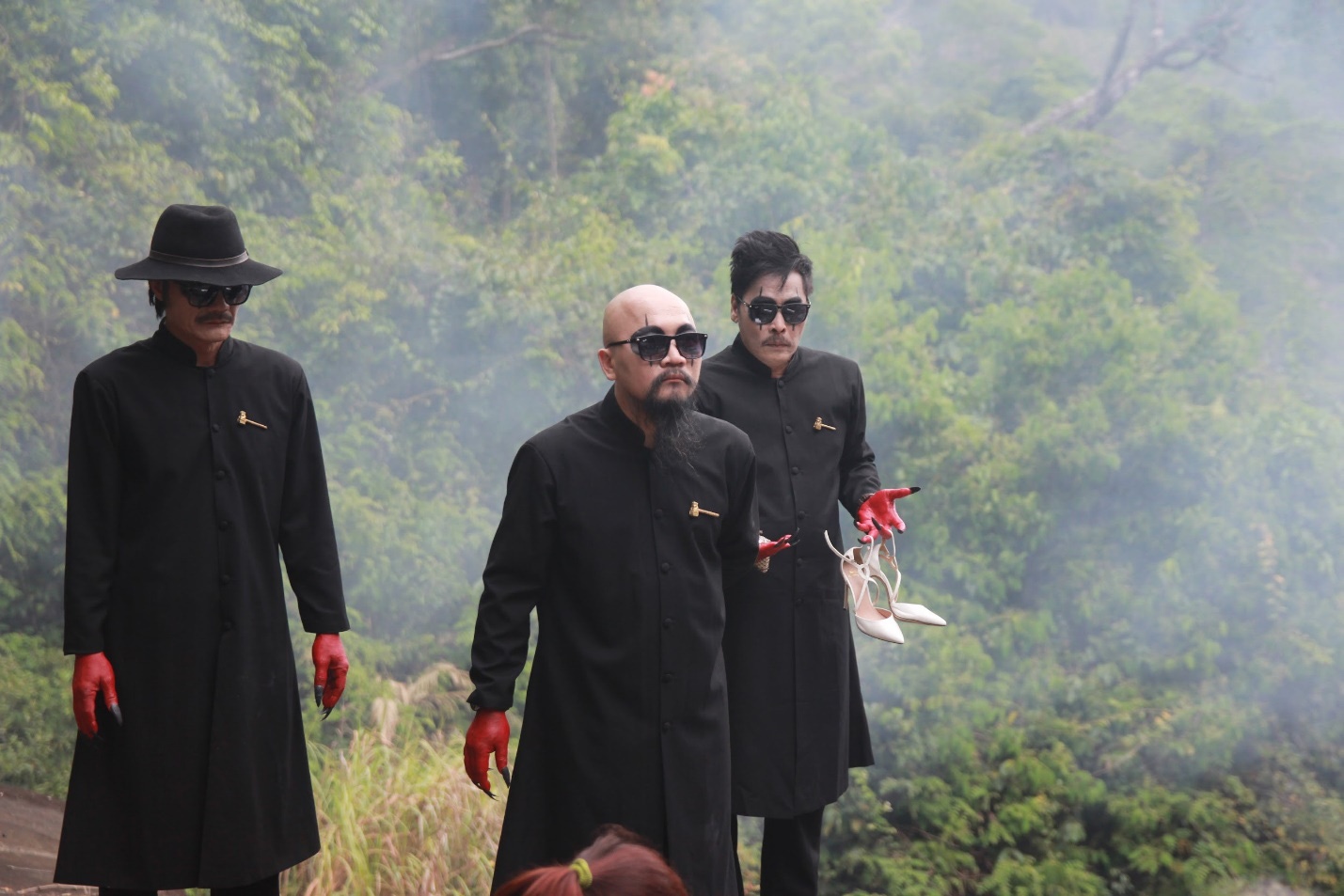 review phim Tien nhieu de lam gi anh 1