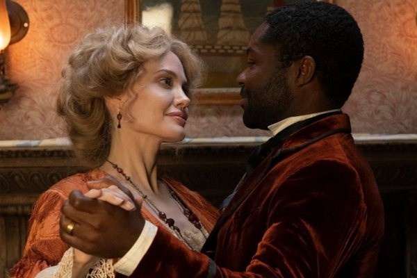 Nguyen nhan phim moi cua Angelina Jolie bi cham 1 diem hinh anh