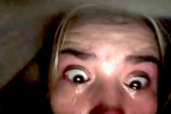 ‘Phong chat quy am’ - phim kinh di lay boi canh gian cach xa hoi hinh anh