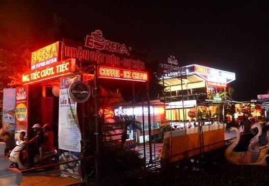 Di doi du thuyen, nha noi Ho Tay, chinh quyen ne tranh? hinh anh