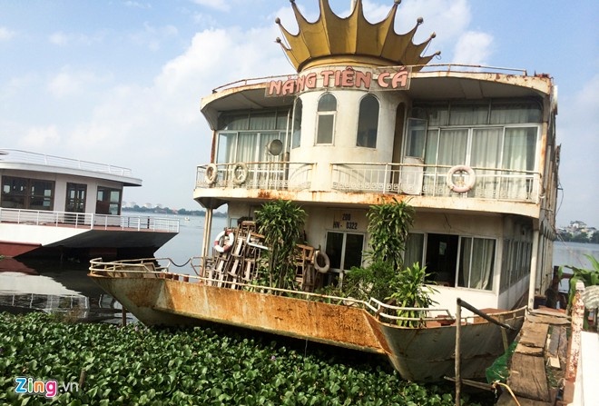 Hàng loạt tàu cũ nằm ăn vạ trên hồ suốt nhiều năm. Môi trường khu vực này cũng bị ô nhiễm theo. Ảnh: Anh Tuấn.