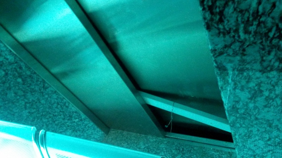 Vi sao cua thang may mo khi khong co cabin? hinh anh