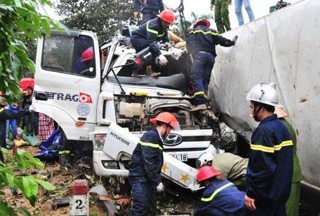 Xe dau keo lat vao xe tai, 2 nguoi tu vong hinh anh