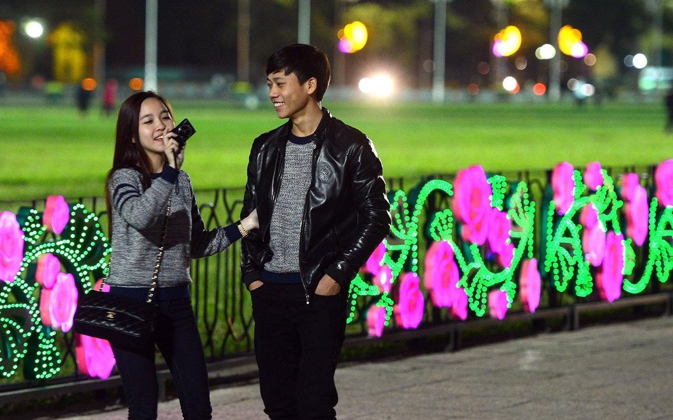 Vi sao trang tri den hoa o Ha Noi gap y kien trai chieu? hinh anh