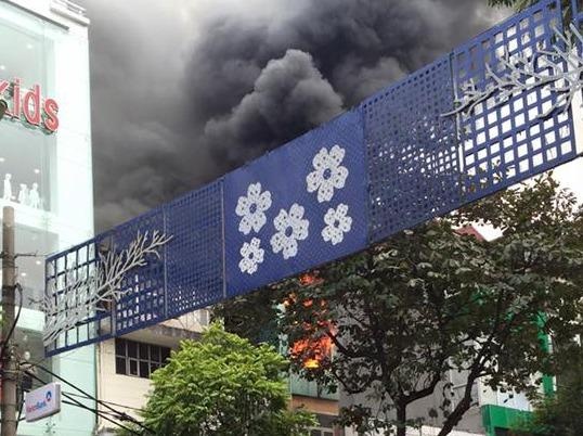 Thuc khach bo chay khoi quan com boc chay giua trua hinh anh