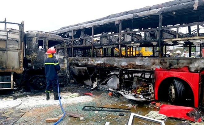 Lap dai phan cach doan duong tai nan tham khoc o Binh Thuan hinh anh