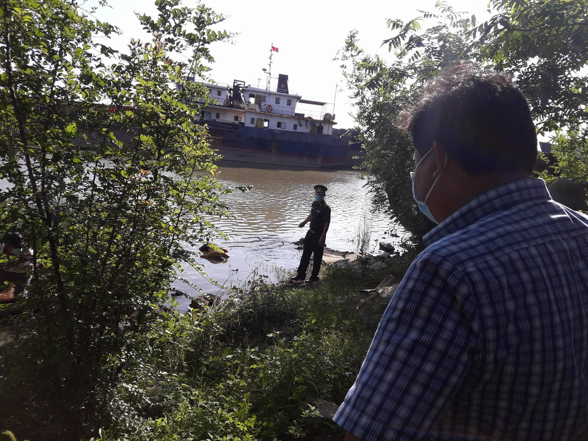 Thi the nam thanh nien mac ao cau thu anh 1