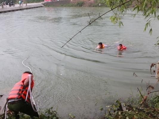 Hai phu nu bi lu cuon troi o Thai Nguyen hinh anh