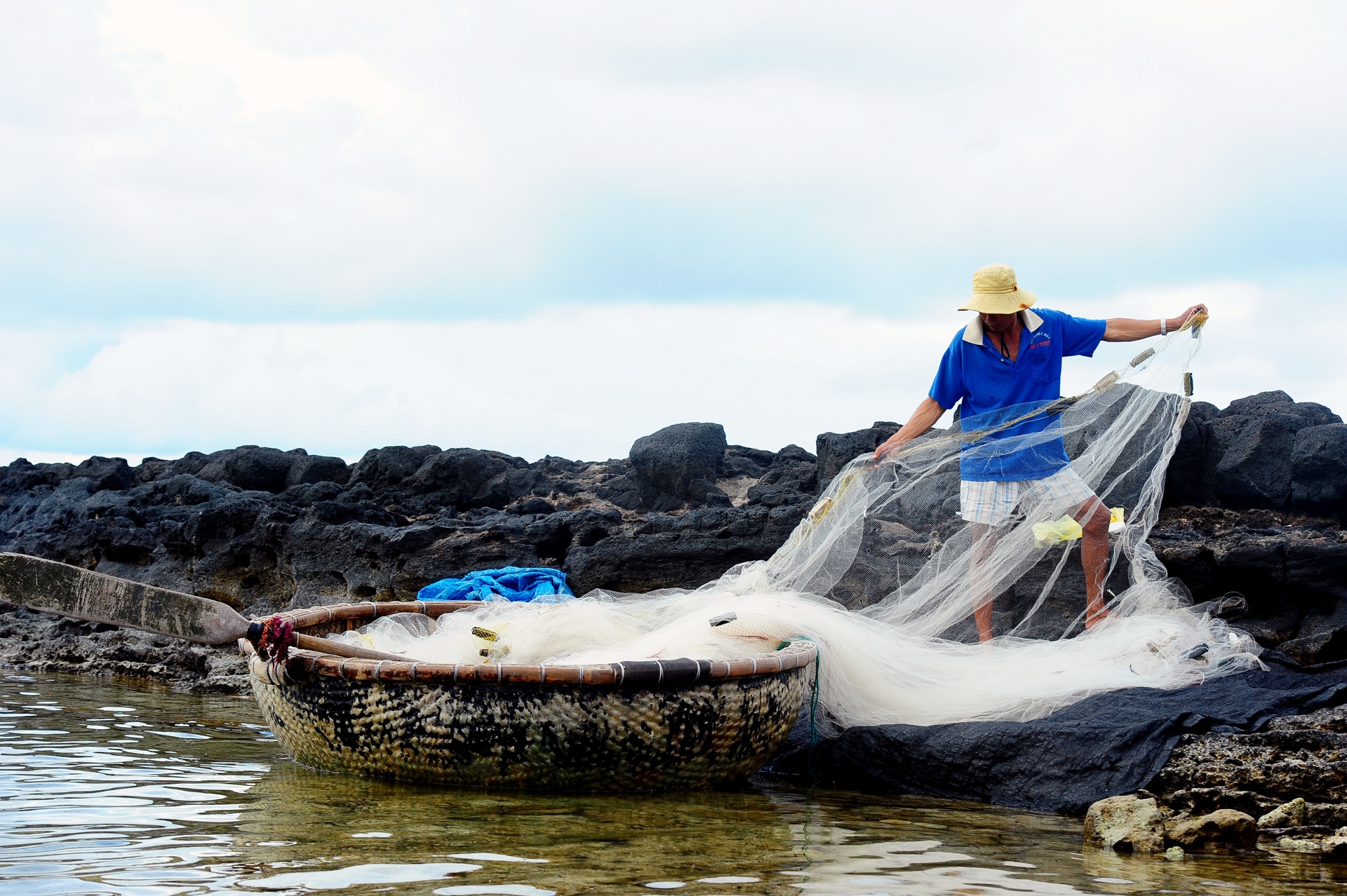 Hỗ trợ ngư dân sau vụ cá chết ảnh 1 Ho tro ngu dan sau vu ca chet anh 1