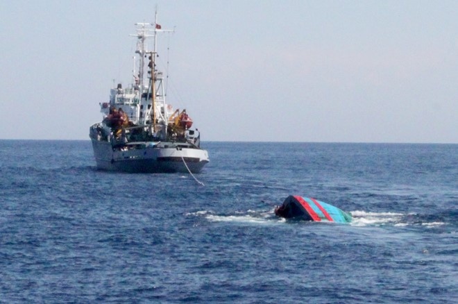 Tau Trung Quoc dam chim tau ngu dan, ngan can cuu nan hinh anh