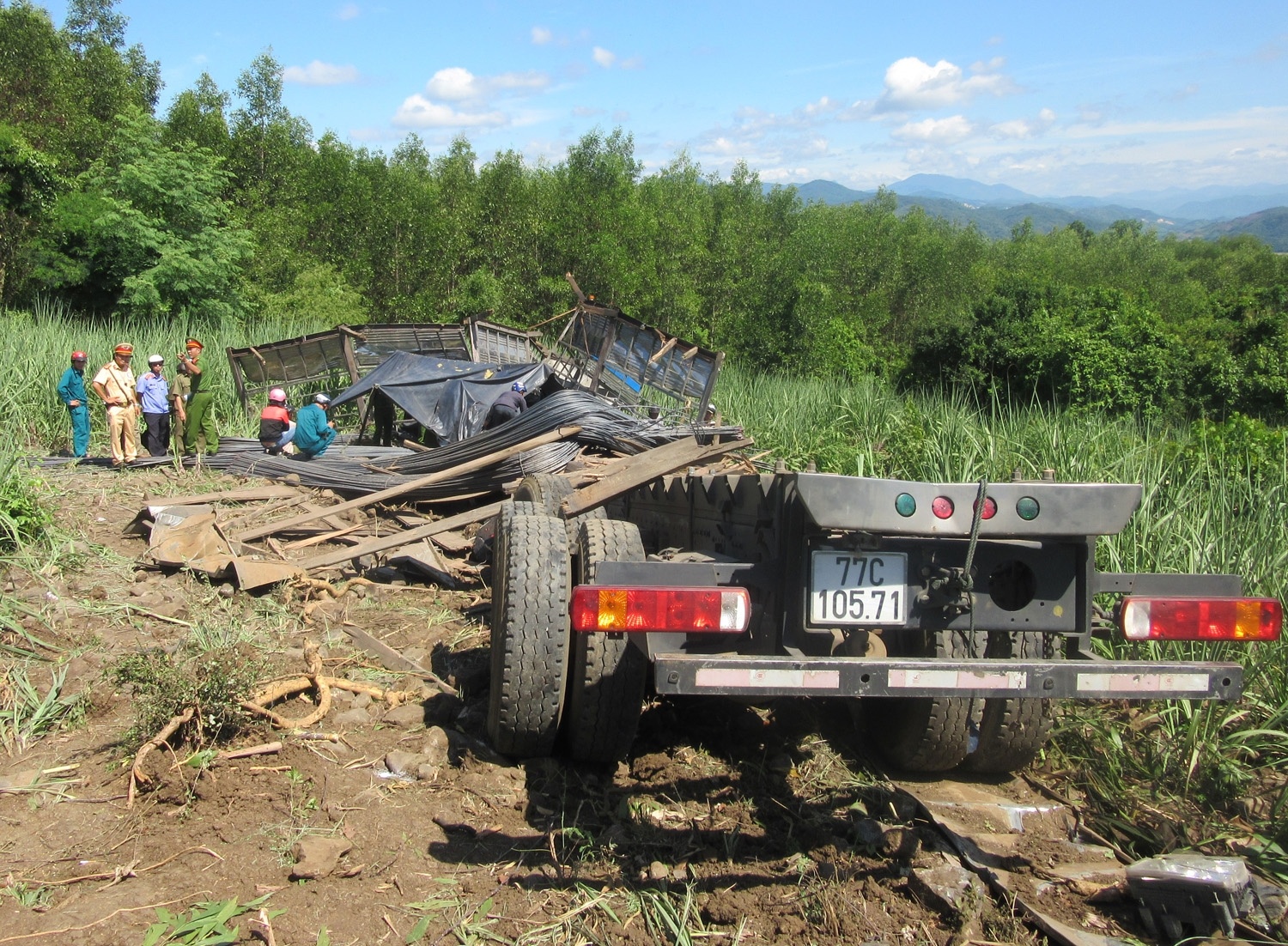Xe cho thep lao xuong ruong mia, 3 nguoi tu vong hinh anh