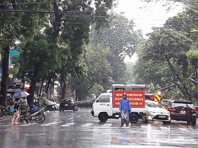 Nguoi dan khong nen ra duong khi mua lon anh 1