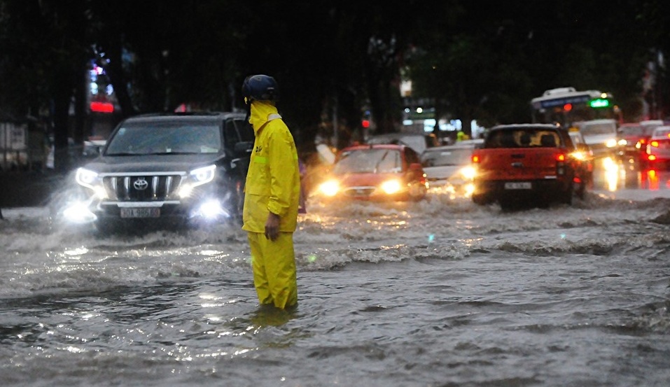 Ap thap nhiet doi gay mua lon, lu quet o mien Bac hinh anh