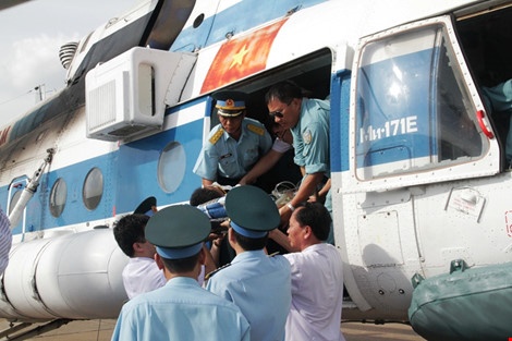 Vuot 2.000 km ra Truong Sa dua dong doi ve dat lien cap cuu hinh anh