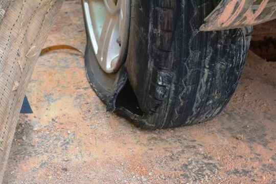 Oto lao xuong vuc, tai xe thoat chet trong gang tac hinh anh