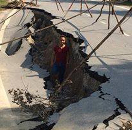 Vết nứt trên quốc lộ 32 C ảnh 1 Vet nut tren quoc lo 32 C anh 1