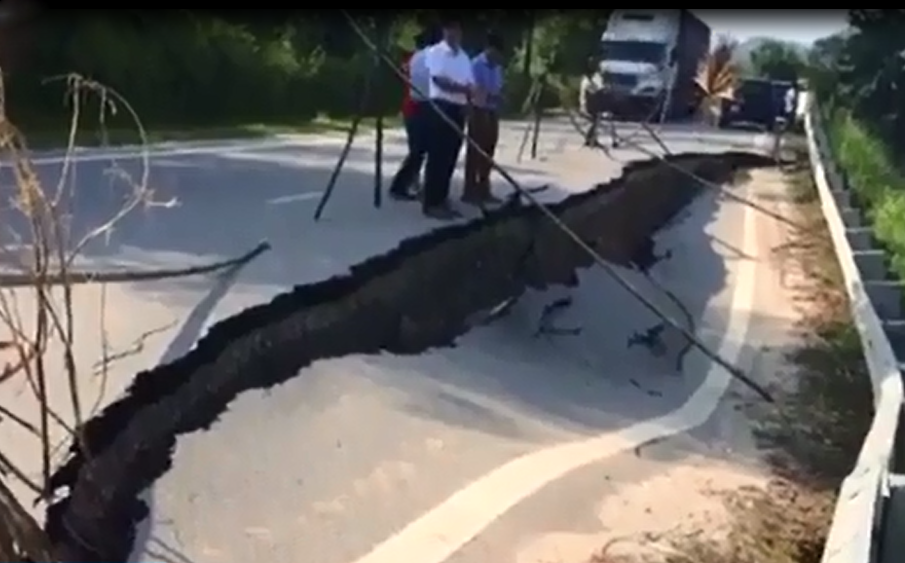 Vet nut dai 32 m tren quoc lo 32 C hinh anh