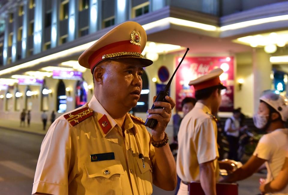 Nha ve sinh cong cong quanh ho Guom mo cua 24/24h hinh anh