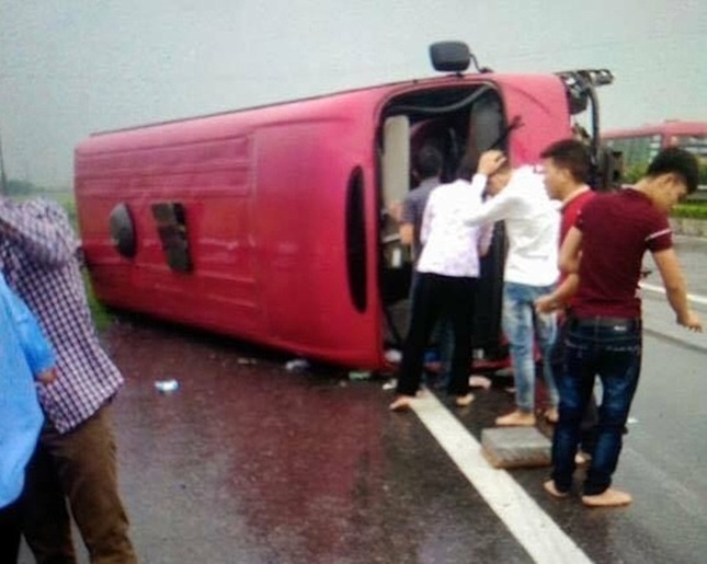 Lat xe khach khien 2 nguoi chet, 9 nguoi bi thuong hinh anh