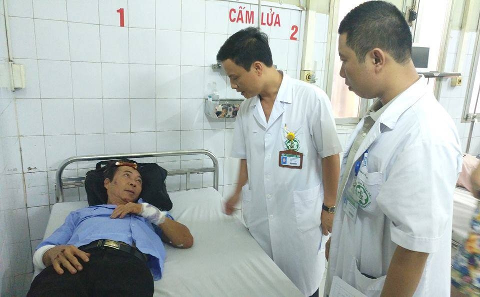 Lật xe khách trên cao tốc ảnh 2 Lat xe khach tren cao toc anh 2