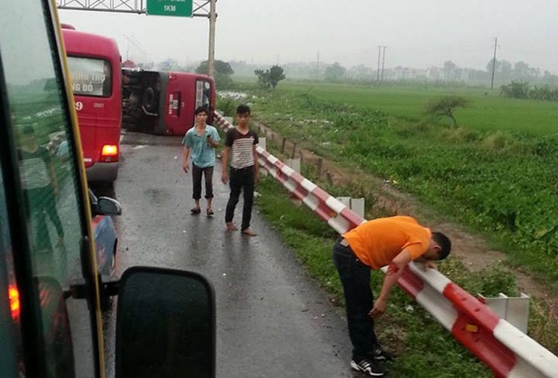 Lật xe khách trên cao tốc ảnh 1 Lat xe khach tren cao toc anh 1