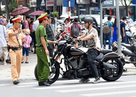 Ha Noi yeu cau chan chinh viec xe bien xanh vao pho di bo hinh anh