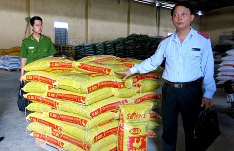 Phat hang chuc doanh nghiep san xuat phan bon gia, chat cam hinh anh