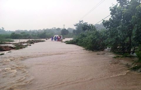 Mien Bac don khong khi lanh, mien Trung mua lon hinh anh