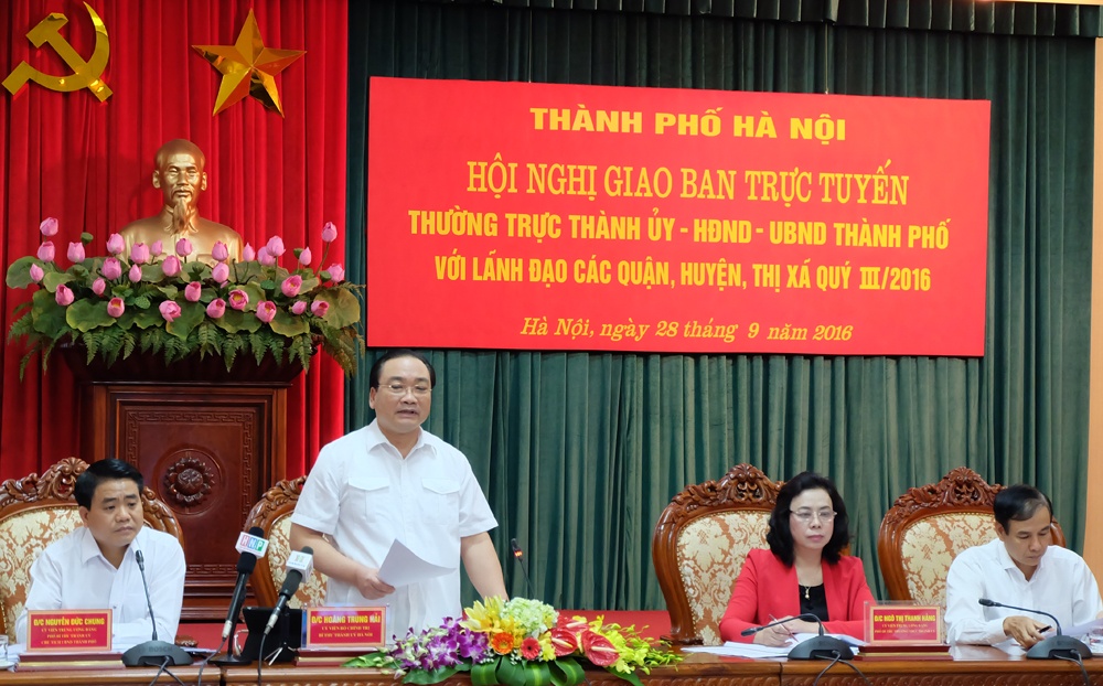 Nhà thiết kế ngồi trong phòng vẽ đường ảnh 1 Nha thiet ke ngoi trong phong ve duong anh 1