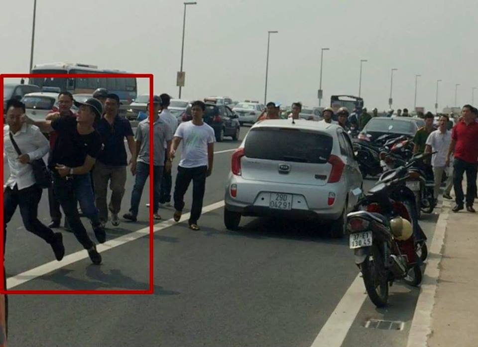 phóng viên báo Tuổi Trẻ bị đánh ảnh 1 phong vien bao Tuoi Tre bi danh anh 1