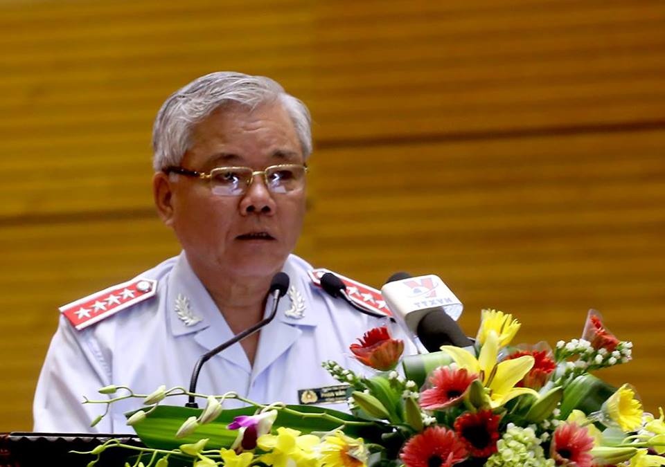 Cong dan danh can bo tai tru so tiep dan hinh anh