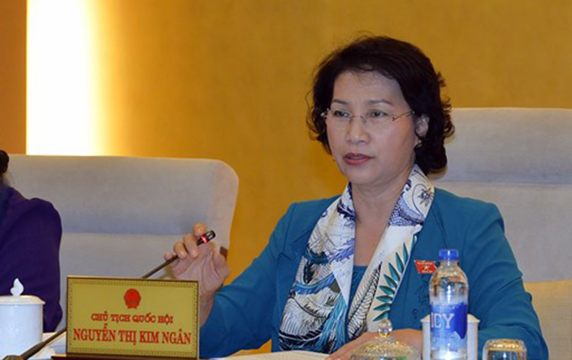 Chu tich Quoc hoi phe binh bo truong vang hop hinh anh