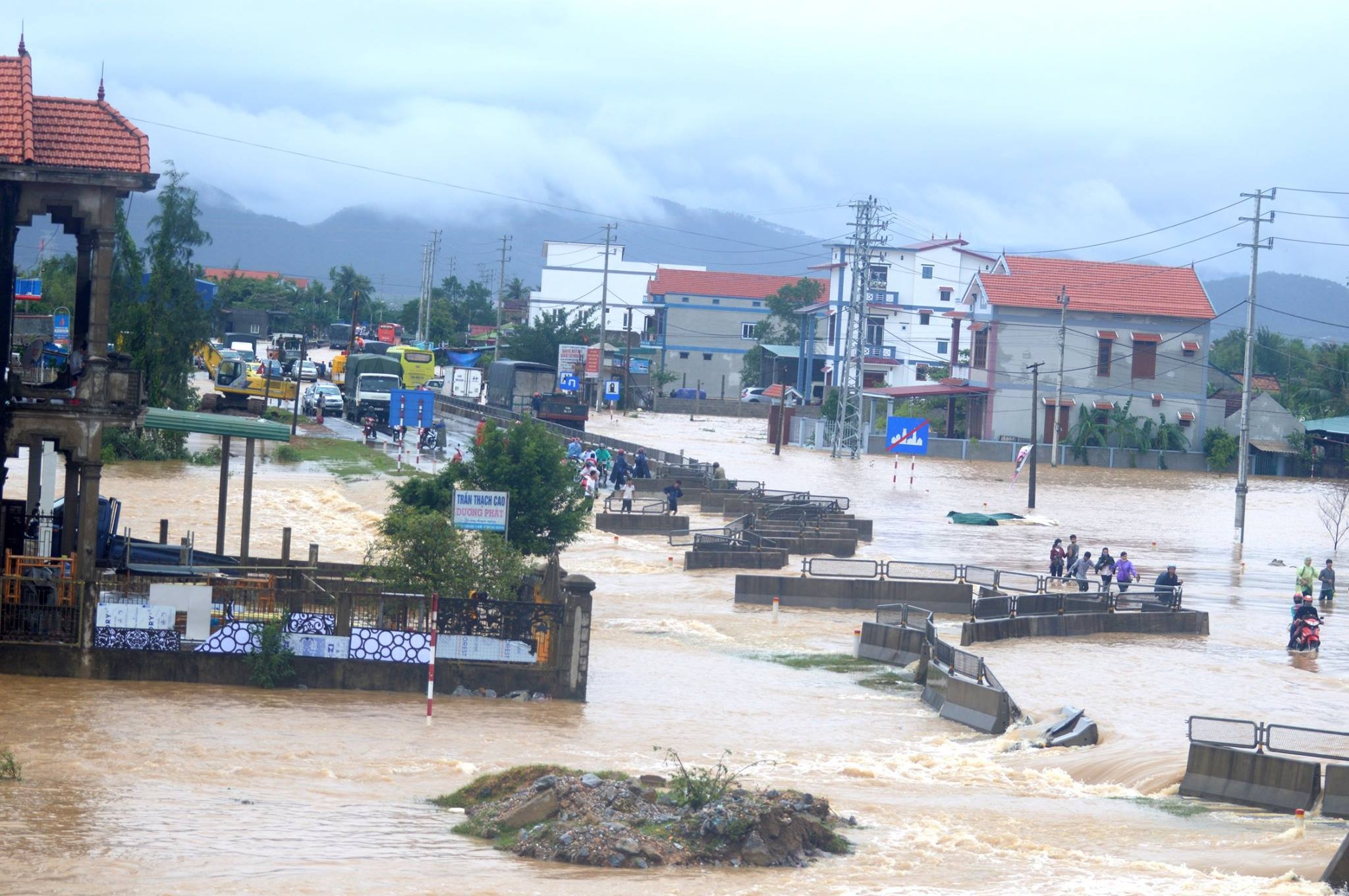 Lũ lớn ở miền Trung ảnh 2 Lu lon o mien Trung anh 2