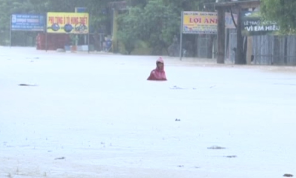 Nhieu dia phuong tai mien Trung chim trong bien nuoc hinh anh