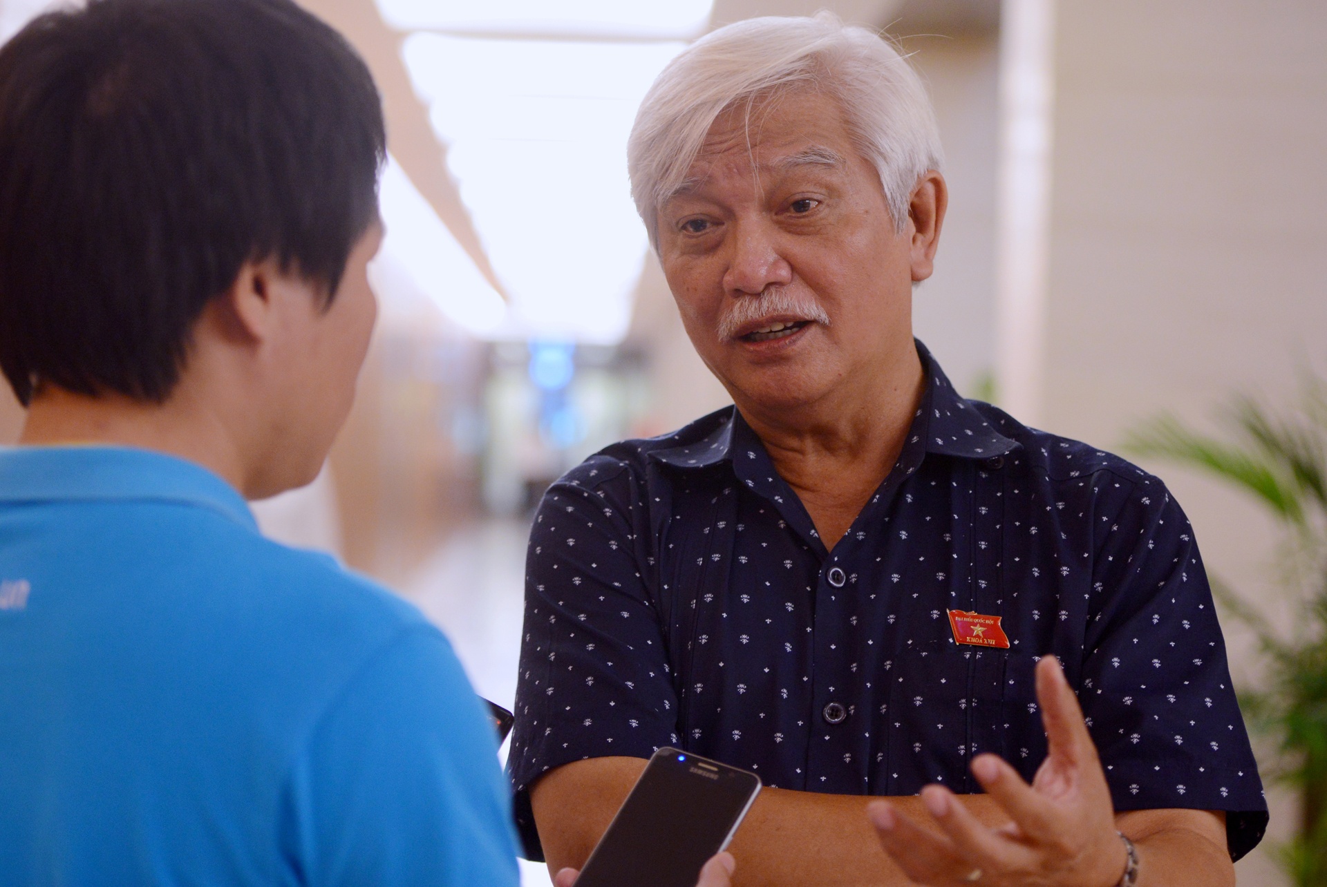 Hanh khach xo xat voi nu nhan vien anh 1