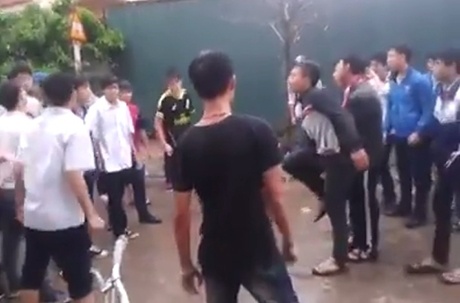 Thanh nien gay an mang khi xem ban gai danh nhau hinh anh