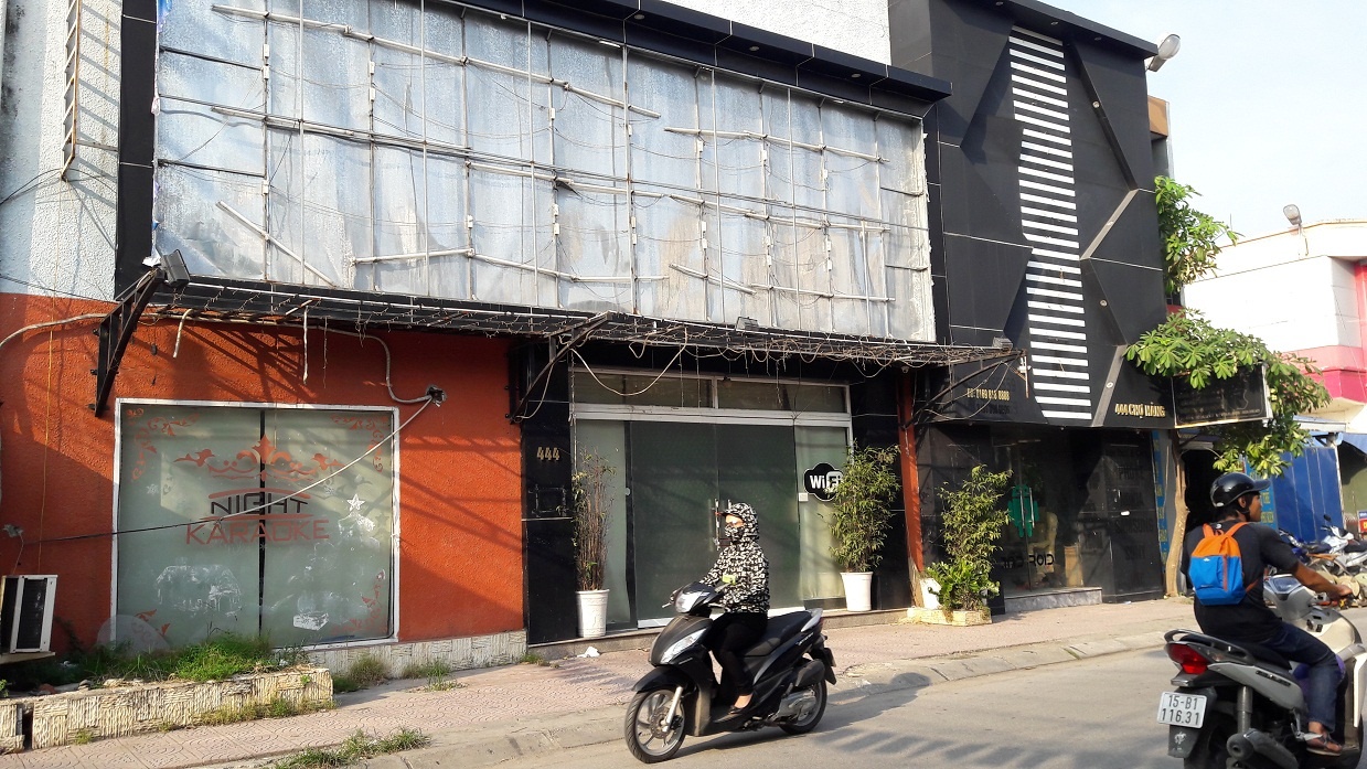 3 nam, 2 nu xiu truoc quan karaoke o Hai Phong hinh anh