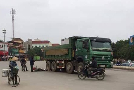 Nu sinh quan y tu vong sau va cham voi oto tai hinh anh