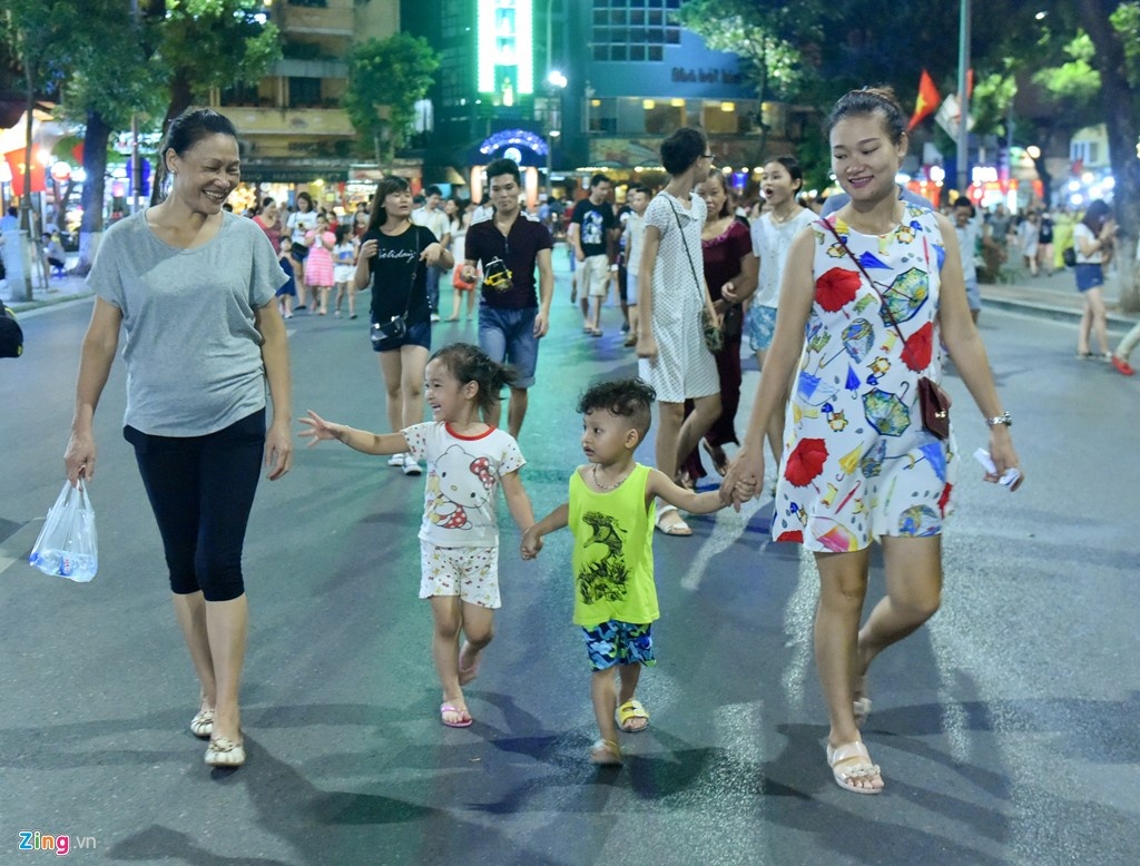 Không gian đi bộ quanh hồ Gươm ảnh 1 Khong gian di bo quanh ho Guom anh 1