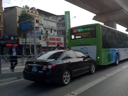 Xe bien xanh lan lan, huc duoi buyt nhanh BRT hinh anh