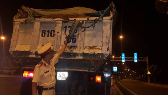 Vay bat xe ben lam roi vai dat cat tren duong pho Sai Gon hinh anh