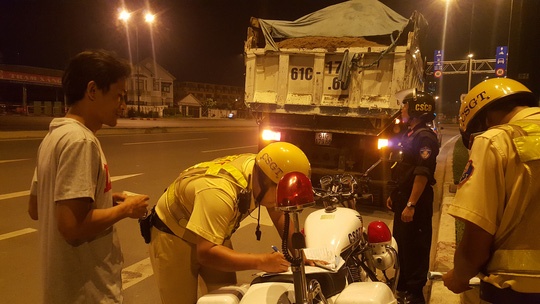 Bắt xe ben làm đổ đất cát trên phố Sài Gòn ảnh 1 Bat xe ben lam do dat cat tren pho Sai Gon anh 1