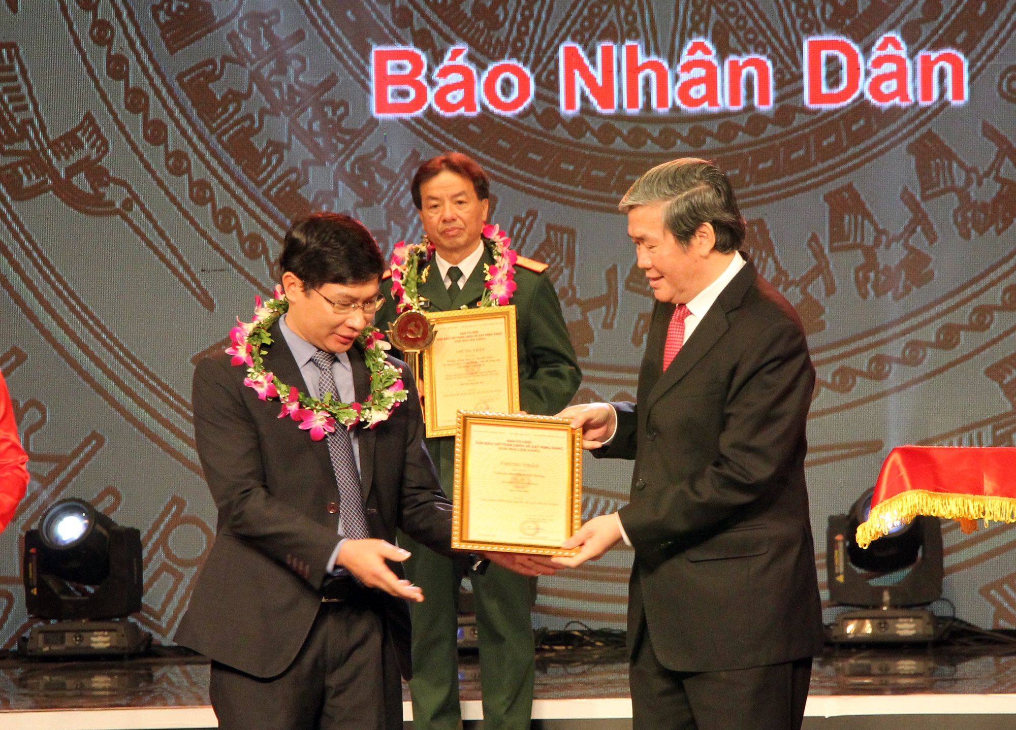 47 tac pham bao chi dat giai 'Bua liem vang' hinh anh